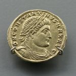 moneda de oro con la cara de Constantino I; impreso en la moneda está su nombre en latín, Constantinus Magnus.