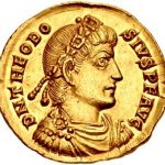 moneda de oro con la cara de Teodosio I; impreso en la moneda está su nombre en latín, Theodosius.