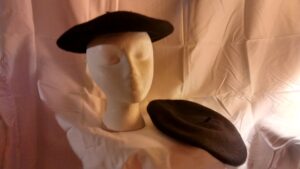 foto de dos boinas vascas, sombreros planos (flat) de felpa negra