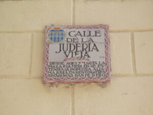 foto de una placa cerámica en una pared exterior