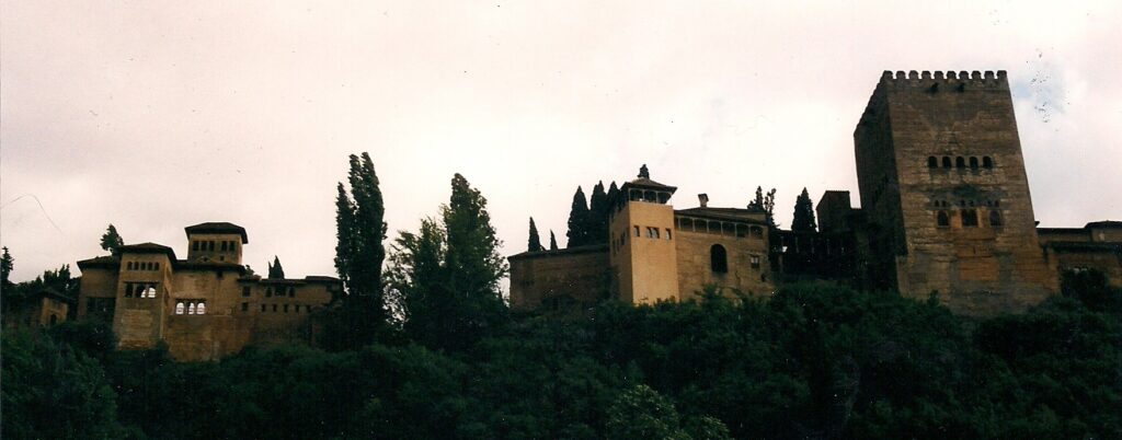 Los muros exteriores de la Alhambra son de piedras de color rojizo, y no llevan ninguna decoración ornamental.