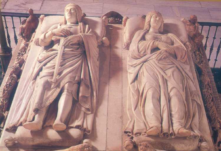 Foto desde arriba de la escultura en mármol que forma la tapa de la tumba, mostrando el rey Fernando II a la izquierda y la Reina Isabela I a la derecha, ambos acostados como si durmieran.