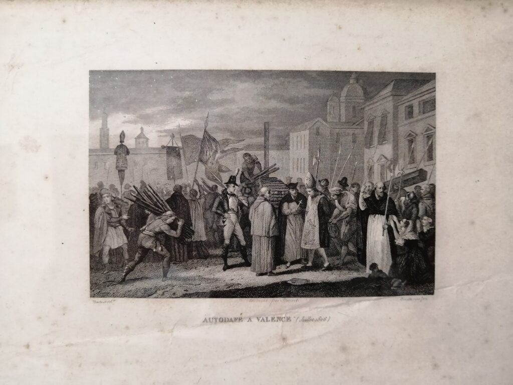 grabado que muestra personas religiosas caminando con un señor que lleva el sambenito; en el trasfondo preparan una hoguera y muchas personas miran