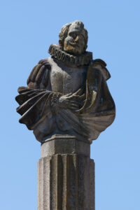 foto del busto de Cervanates encima de un pilar